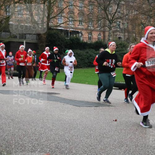 08.12.2024 - St. Pauli X-Mass-Run No. 14 Strokosch-Dieckow http://msf.ph/oto/7506960 08.12.2024 09:43:58 Laufen 690, 585, 751, 1963, 3123, 1605, 937, 1385, 151 meine-sportfotos.de