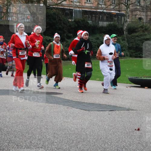08.12.2024 - St. Pauli X-Mass-Run No. 14 Strokosch-Dieckow http://msf.ph/oto/7506972 08.12.2024 09:43:59 Laufen 1985, 690, 2016, 751, 3123, 1605, 937, 887, 146, 949 meine-sportfotos.de