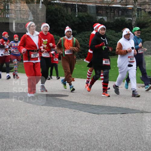08.12.2024 - St. Pauli X-Mass-Run No. 14 Strokosch-Dieckow http://msf.ph/oto/7506974 08.12.2024 09:43:59 Laufen 690, 1985, 2016, 1963, 751, 3123, 301, 1605, 937, 887, 2146 meine-sportfotos.de