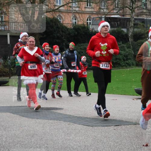 08.12.2024 - St. Pauli X-Mass-Run No. 14 Strokosch-Dieckow http://msf.ph/oto/7506989 08.12.2024 09:44:01 Laufen 690, 1963, 974, 2016, 1563, 3009, 301, 3123, 751 meine-sportfotos.de