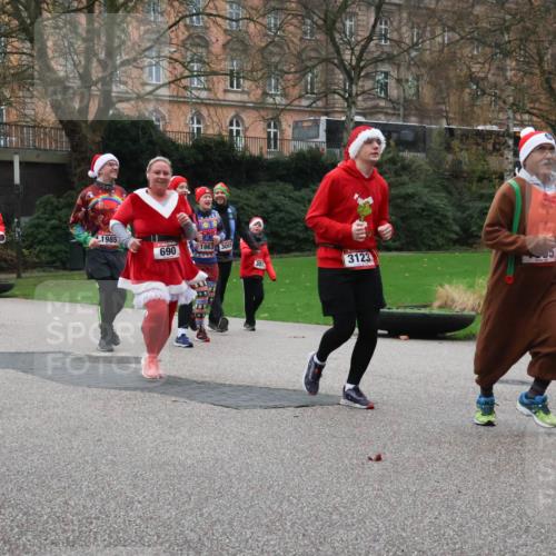 08.12.2024 - St. Pauli X-Mass-Run No. 14 Strokosch-Dieckow http://msf.ph/oto/7506994 08.12.2024 09:44:01 Laufen 1563, 1985, 690, 1963, 3009, 301, 3123 meine-sportfotos.de