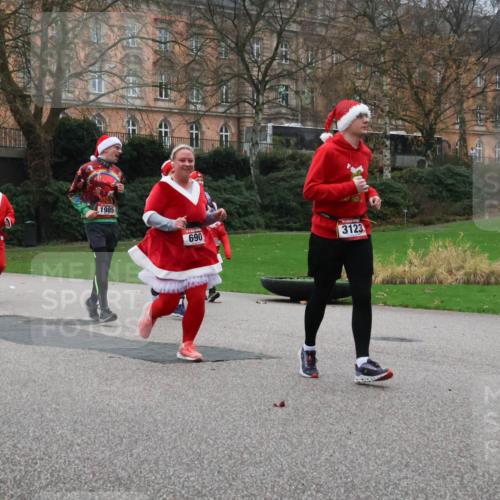 08.12.2024 - St. Pauli X-Mass-Run No. 14 Strokosch-Dieckow http://msf.ph/oto/7507000 08.12.2024 09:44:02 Laufen 1421, 1563, 1985, 690, 3123, 1605 meine-sportfotos.de