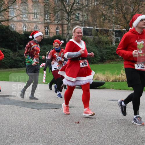 08.12.2024 - St. Pauli X-Mass-Run No. 14 Strokosch-Dieckow http://msf.ph/oto/7507006 08.12.2024 09:44:02 Laufen 1421, 1563, 1985, 690, 201, 3123 meine-sportfotos.de