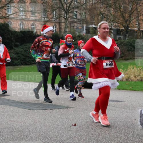 08.12.2024 - St. Pauli X-Mass-Run No. 14 Strokosch-Dieckow http://msf.ph/oto/7507007 08.12.2024 09:44:03 Laufen 142, 1563, 1985, 690, 3123, 1963, 2016 meine-sportfotos.de