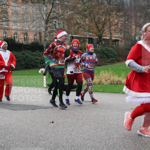 08.12.2024 - St. Pauli X-Mass-Run No. 14 Strokosch-Dieckow http://msf.ph/oto/7507012 08.12.2024 09:44:03 Laufen 1421, 1563, 1985, 2016, 1963, 690 meine-sportfotos.de