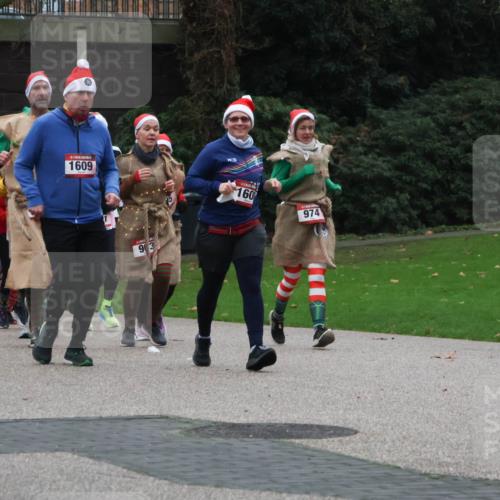 08.12.2024 - St. Pauli X-Mass-Run No. 14 Strokosch-Dieckow http://msf.ph/oto/7507029 08.12.2024 09:44:06 Laufen 1003, 1609, 93, 160, 974 meine-sportfotos.de