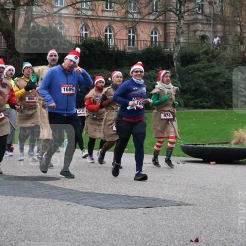 08.12.2024 - St. Pauli X-Mass-Run No. 14 Strokosch-Dieckow http://msf.ph/oto/7507044 08.12.2024 09:44:08 Laufen 1003, 986, 1609, 3101, 160, 974 meine-sportfotos.de