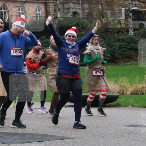 08.12.2024 - St. Pauli X-Mass-Run No. 14 Strokosch-Dieckow http://msf.ph/oto/7507053 08.12.2024 09:44:09 Laufen 986, 1609, 01, 1608, 974 meine-sportfotos.de