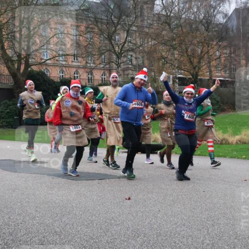08.12.2024 - St. Pauli X-Mass-Run No. 14 Strokosch-Dieckow http://msf.ph/oto/7507060 08.12.2024 09:44:09 Laufen 3047, 1003, 935, 1609, 1608, 974 meine-sportfotos.de