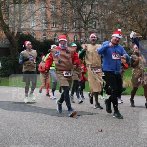 08.12.2024 - St. Pauli X-Mass-Run No. 14 Strokosch-Dieckow http://msf.ph/oto/7507061 08.12.2024 09:44:10 Laufen 3047, 1297, 1003, 935, 1609, 963, 1608, 974 meine-sportfotos.de