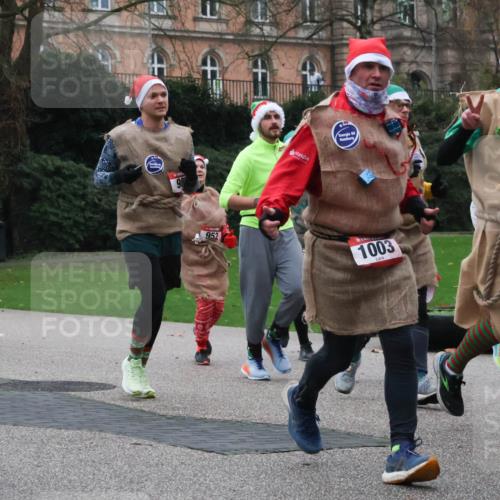 08.12.2024 - St. Pauli X-Mass-Run No. 14 Strokosch-Dieckow http://msf.ph/oto/7507065 08.12.2024 09:44:10 Laufen 3047, 98, 952, 1003, 935 meine-sportfotos.de