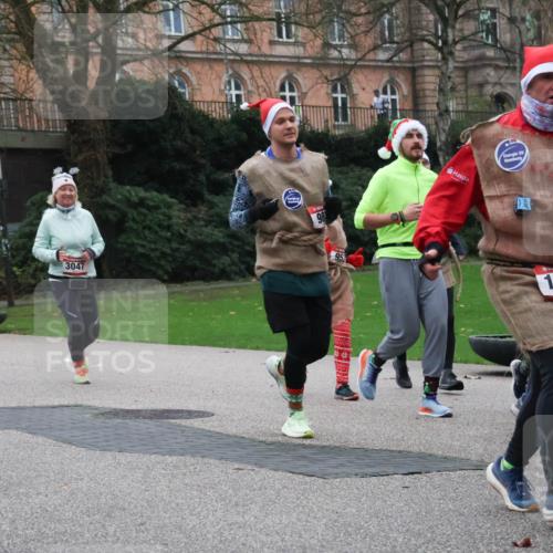 08.12.2024 - St. Pauli X-Mass-Run No. 14 Strokosch-Dieckow http://msf.ph/oto/7507067 08.12.2024 09:44:10 Laufen 3047, 1297, 98, 95, 1003 meine-sportfotos.de