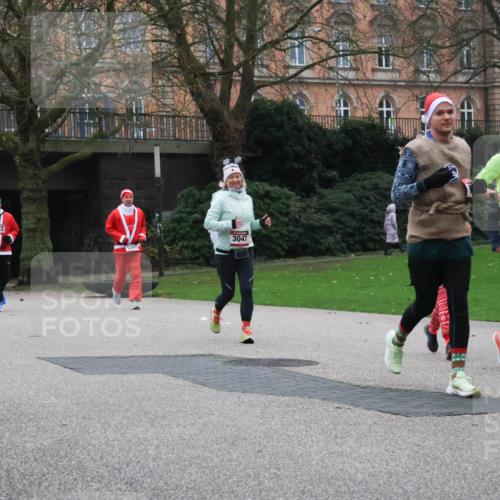 08.12.2024 - St. Pauli X-Mass-Run No. 14 Strokosch-Dieckow http://msf.ph/oto/7507070 08.12.2024 09:44:11 Laufen 1014, 3043, 3047, 1297 meine-sportfotos.de