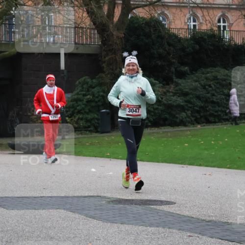 08.12.2024 - St. Pauli X-Mass-Run No. 14 Strokosch-Dieckow http://msf.ph/oto/7507072 08.12.2024 09:44:11 Laufen 3043, 1297, 3047 meine-sportfotos.de