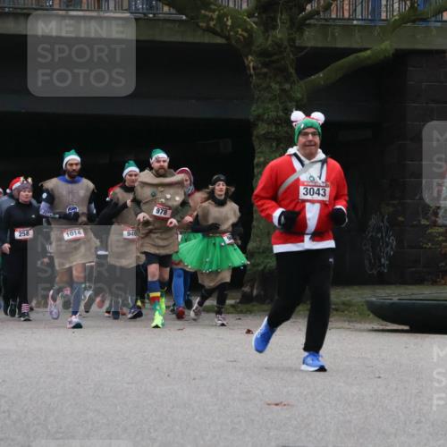 08.12.2024 - St. Pauli X-Mass-Run No. 14 Strokosch-Dieckow http://msf.ph/oto/7507079 08.12.2024 09:44:12 Laufen 932, 258, 1014, 940, 978, 3043 meine-sportfotos.de