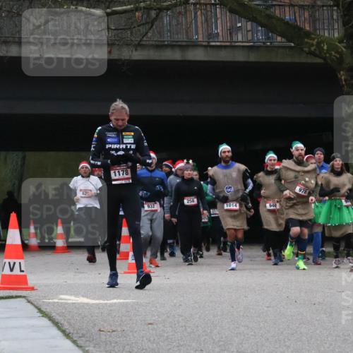 08.12.2024 - St. Pauli X-Mass-Run No. 14 Strokosch-Dieckow http://msf.ph/oto/7507084 08.12.2024 09:44:12 Laufen 62, 1178, 1178, 258, 932, 1014, 940, 311, 978, 3043 meine-sportfotos.de