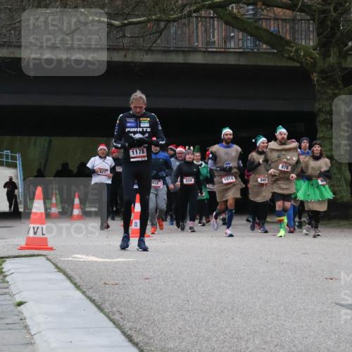 08.12.2024 - St. Pauli X-Mass-Run No. 14 Strokosch-Dieckow http://msf.ph/oto/7507088 08.12.2024 09:44:13 Laufen 627, 1178, 1174, 258, 1014, 932, 941, 3114, 978, 3043 meine-sportfotos.de