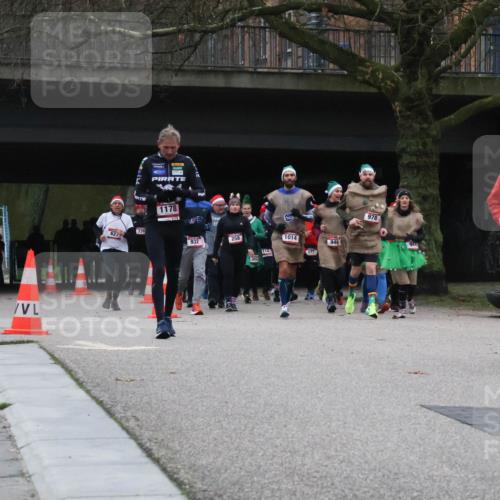 08.12.2024 - St. Pauli X-Mass-Run No. 14 Strokosch-Dieckow http://msf.ph/oto/7507090 08.12.2024 09:44:13 Laufen 1178, 627, 239, 932, 258, 114, 1014, 172, 940, 978, 944, 3043 meine-sportfotos.de