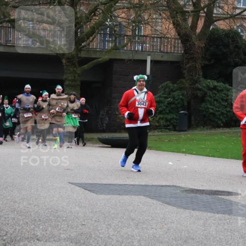 08.12.2024 - St. Pauli X-Mass-Run No. 14 Strokosch-Dieckow http://msf.ph/oto/7507096 08.12.2024 09:44:13 Laufen 627, 23, 1178, 932, 258, 2164, 1014, 940, 944, 3043, 1297 meine-sportfotos.de