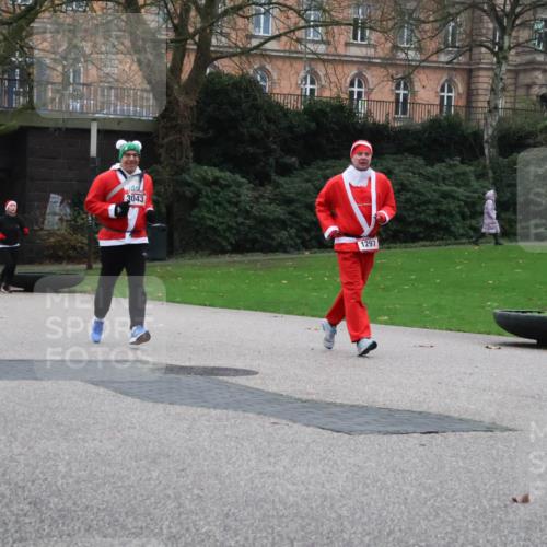 08.12.2024 - St. Pauli X-Mass-Run No. 14 Strokosch-Dieckow http://msf.ph/oto/7507103 08.12.2024 09:44:14 Laufen 1014, 940, 082, 3043, 1297 meine-sportfotos.de