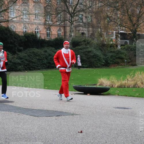08.12.2024 - St. Pauli X-Mass-Run No. 14 Strokosch-Dieckow http://msf.ph/oto/7507111 08.12.2024 09:44:15 Laufen 3043, 1297 meine-sportfotos.de