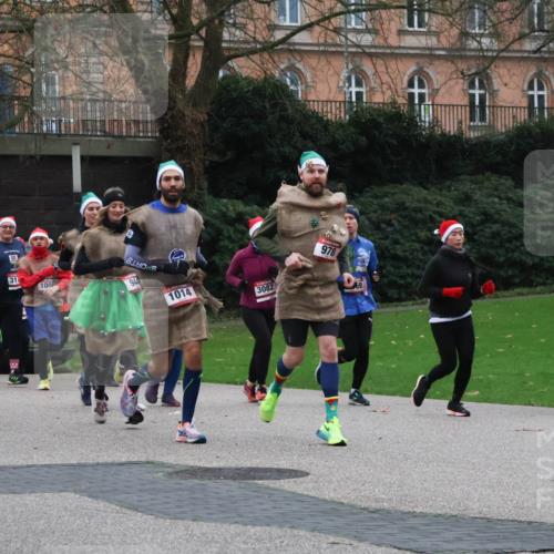 08.12.2024 - St. Pauli X-Mass-Run No. 14 Strokosch-Dieckow http://msf.ph/oto/7507115 08.12.2024 09:44:18 Laufen 3052, 932, 31, 100, 944, 1014, 3082, 978 meine-sportfotos.de