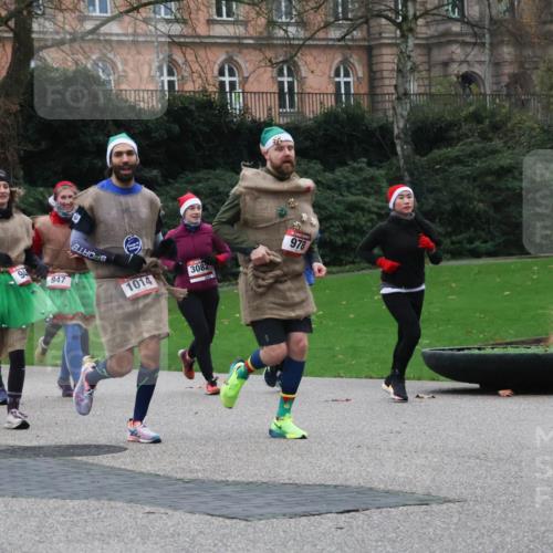 08.12.2024 - St. Pauli X-Mass-Run No. 14 Strokosch-Dieckow http://msf.ph/oto/7507119 08.12.2024 09:44:19 Laufen 932, 94, 947, 1014, 3082, 978 meine-sportfotos.de