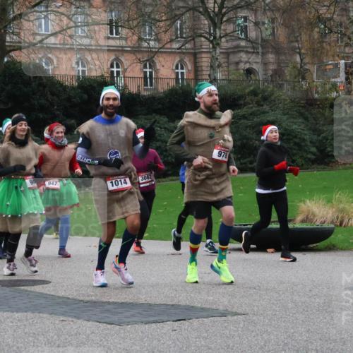 08.12.2024 - St. Pauli X-Mass-Run No. 14 Strokosch-Dieckow http://msf.ph/oto/7507124 08.12.2024 09:44:19 Laufen 932, 10, 947, 1014, 3082, 978 meine-sportfotos.de