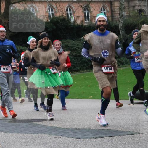 08.12.2024 - St. Pauli X-Mass-Run No. 14 Strokosch-Dieckow http://msf.ph/oto/7507127 08.12.2024 09:44:20 Laufen 932, 500, 94, 1014, 3169, 978 meine-sportfotos.de