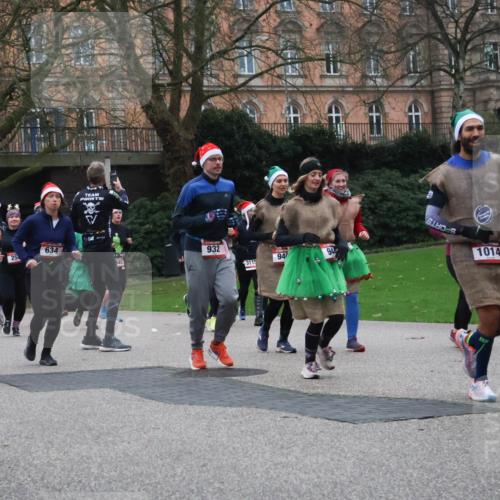08.12.2024 - St. Pauli X-Mass-Run No. 14 Strokosch-Dieckow http://msf.ph/oto/7507128 08.12.2024 09:44:20 Laufen 3287, 1005, 527, 25, 634, 9, 3169, 932, 45, 94, 94, 3115, 1014 meine-sportfotos.de