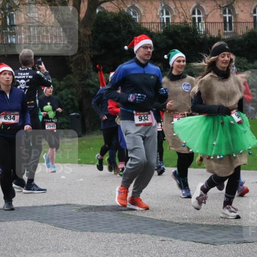 08.12.2024 - St. Pauli X-Mass-Run No. 14 Strokosch-Dieckow http://msf.ph/oto/7507131 08.12.2024 09:44:20 Laufen 14, 627, 634, 2945, 932, 1 meine-sportfotos.de