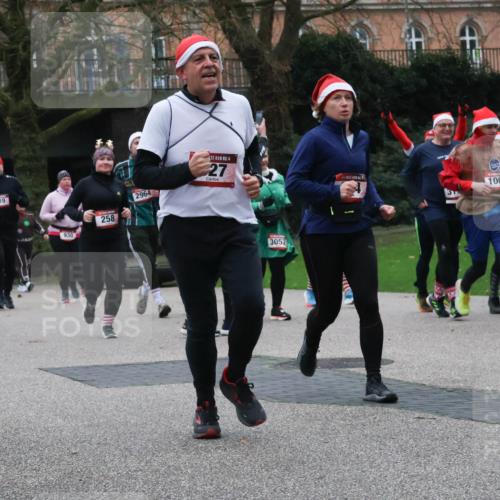 08.12.2024 - St. Pauli X-Mass-Run No. 14 Strokosch-Dieckow http://msf.ph/oto/7507141 08.12.2024 09:44:21 Laufen 239, 3287, 930, 258, 2964, 14, 27, 3052, 100, 3, 15, 172 meine-sportfotos.de