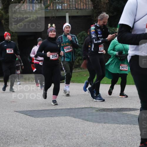 08.12.2024 - St. Pauli X-Mass-Run No. 14 Strokosch-Dieckow http://msf.ph/oto/7507145 08.12.2024 09:44:22 Laufen 318, 287, 239, 9000, 3042, 93, 258, 2964, 7, 3052 meine-sportfotos.de