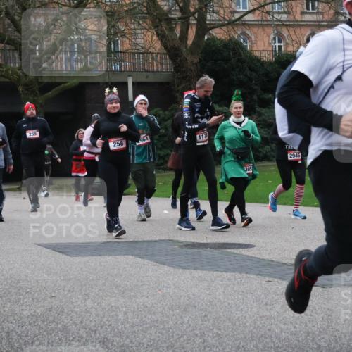 08.12.2024 - St. Pauli X-Mass-Run No. 14 Strokosch-Dieckow http://msf.ph/oto/7507146 08.12.2024 09:44:22 Laufen 31, 287, 239, 258, 964, 06, 1178, 305, 2945, 627, 3115 meine-sportfotos.de