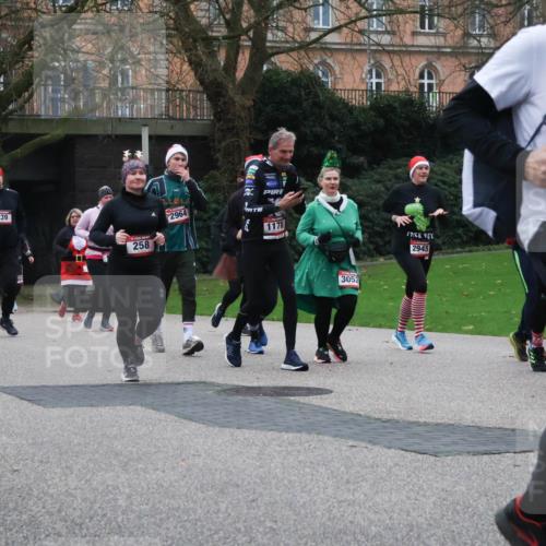 08.12.2024 - St. Pauli X-Mass-Run No. 14 Strokosch-Dieckow http://msf.ph/oto/7507150 08.12.2024 09:44:23 Laufen 87, 239, 258, 2964, 1178, 3052, 2945, 627, 34 meine-sportfotos.de