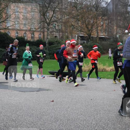 08.12.2024 - St. Pauli X-Mass-Run No. 14 Strokosch-Dieckow http://msf.ph/oto/7507157 08.12.2024 09:44:23 Laufen 930, 258, 1178, 3052, 2945, 1008, 3115, 76, 947 meine-sportfotos.de