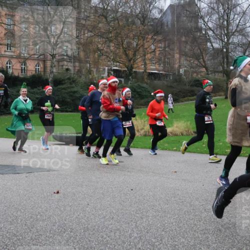 08.12.2024 - St. Pauli X-Mass-Run No. 14 Strokosch-Dieckow http://msf.ph/oto/7507159 08.12.2024 09:44:24 Laufen 258, 73, 1178, 3052, 2945, 3115, 172, 94 meine-sportfotos.de