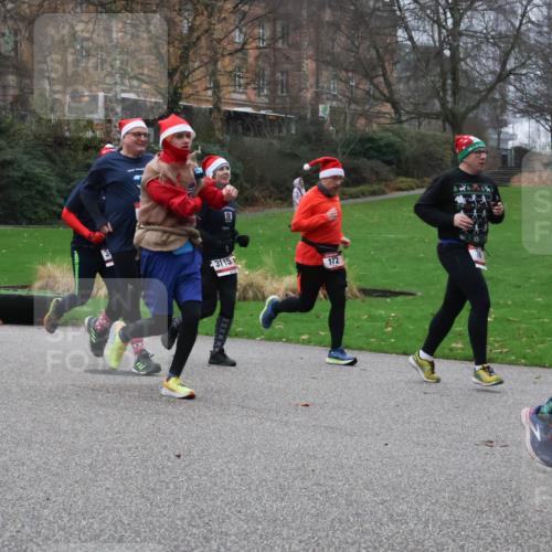 08.12.2024 - St. Pauli X-Mass-Run No. 14 Strokosch-Dieckow http://msf.ph/oto/7507160 08.12.2024 09:44:24 Laufen 305, 2945, 3115, 172, 94 meine-sportfotos.de