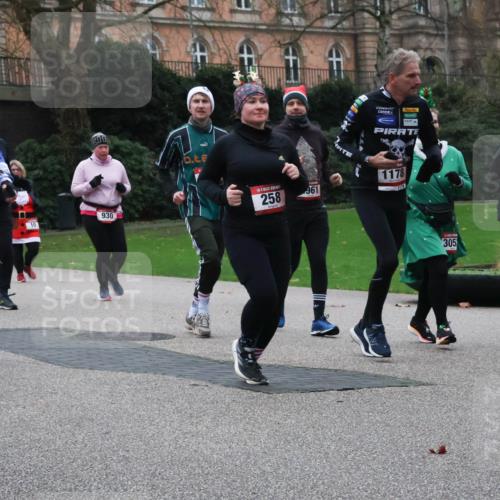 08.12.2024 - St. Pauli X-Mass-Run No. 14 Strokosch-Dieckow http://msf.ph/oto/7507165 08.12.2024 09:44:24 Laufen 10, 930, 258, 961, 1178, 305, 2945 meine-sportfotos.de