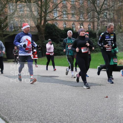 08.12.2024 - St. Pauli X-Mass-Run No. 14 Strokosch-Dieckow http://msf.ph/oto/7507168 08.12.2024 09:44:24 Laufen 3287, 930, 29, 258, 3052, 2945 meine-sportfotos.de