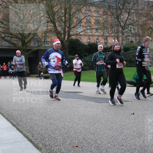 08.12.2024 - St. Pauli X-Mass-Run No. 14 Strokosch-Dieckow http://msf.ph/oto/7507170 08.12.2024 09:44:25 Laufen 3287, 2964, 1179, 73, 258, 2945 meine-sportfotos.de