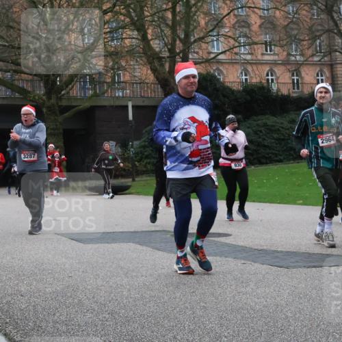 08.12.2024 - St. Pauli X-Mass-Run No. 14 Strokosch-Dieckow http://msf.ph/oto/7507174 08.12.2024 09:44:25 Laufen 720, 3287, 930, 2964, 731, 258 meine-sportfotos.de