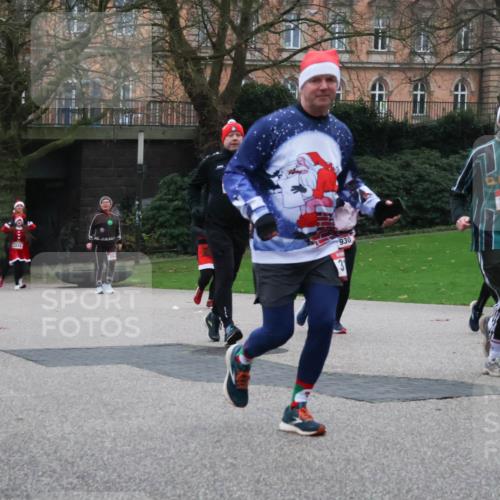 08.12.2024 - St. Pauli X-Mass-Run No. 14 Strokosch-Dieckow http://msf.ph/oto/7507175 08.12.2024 09:44:25 Laufen 3287, 930, 2964, 2961 meine-sportfotos.de