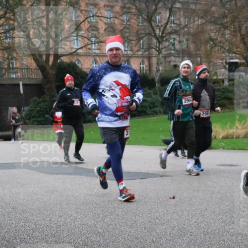 08.12.2024 - St. Pauli X-Mass-Run No. 14 Strokosch-Dieckow http://msf.ph/oto/7507176 08.12.2024 09:44:26 Laufen 3287, 39, 31, 2964, 2961, 258 meine-sportfotos.de