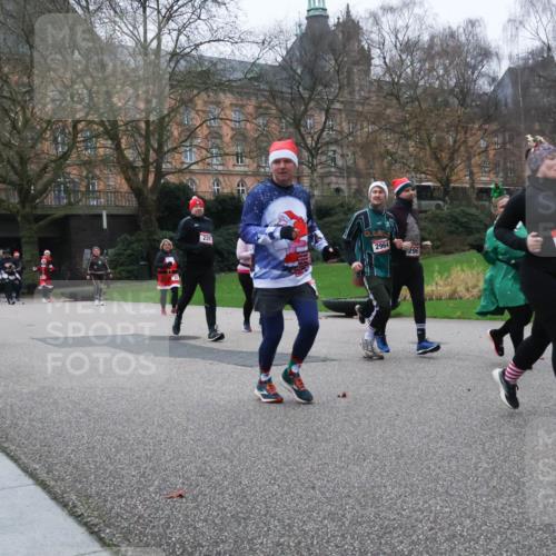 08.12.2024 - St. Pauli X-Mass-Run No. 14 Strokosch-Dieckow http://msf.ph/oto/7507179 08.12.2024 09:44:26 Laufen 3287, 239, 2964, 1208, 258, 117 meine-sportfotos.de