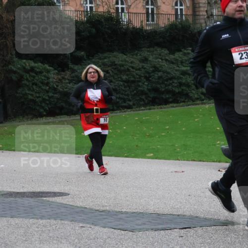 08.12.2024 - St. Pauli X-Mass-Run No. 14 Strokosch-Dieckow http://msf.ph/oto/7507187 08.12.2024 09:44:27 Laufen 304, 10, 14, 239, 930 meine-sportfotos.de