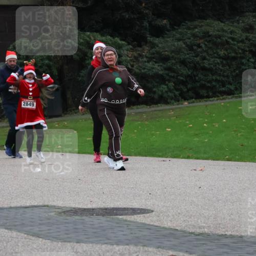 08.12.2024 - St. Pauli X-Mass-Run No. 14 Strokosch-Dieckow http://msf.ph/oto/7507209 08.12.2024 09:44:30 Laufen 28, 2849 meine-sportfotos.de
