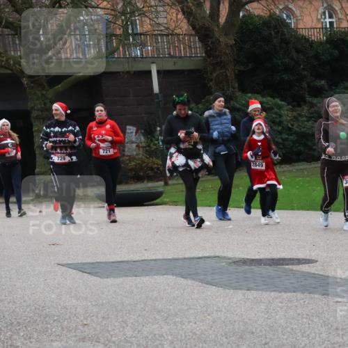08.12.2024 - St. Pauli X-Mass-Run No. 14 Strokosch-Dieckow http://msf.ph/oto/7507220 08.12.2024 09:44:31 Laufen 1310, 2779, 729, 721, 2849, 0000, 3042 meine-sportfotos.de
