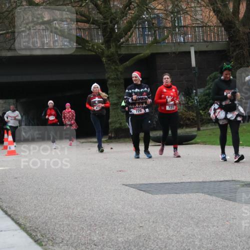 08.12.2024 - St. Pauli X-Mass-Run No. 14 Strokosch-Dieckow http://msf.ph/oto/7507226 08.12.2024 09:44:31 Laufen 251, 721, 729, 1310, 2849 meine-sportfotos.de