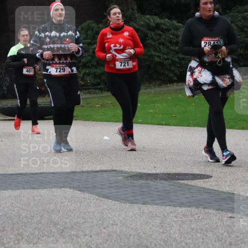 08.12.2024 - St. Pauli X-Mass-Run No. 14 Strokosch-Dieckow http://msf.ph/oto/7507237 08.12.2024 09:44:33 Laufen 477, 481, 729, 721, 28, 1, 2849 meine-sportfotos.de